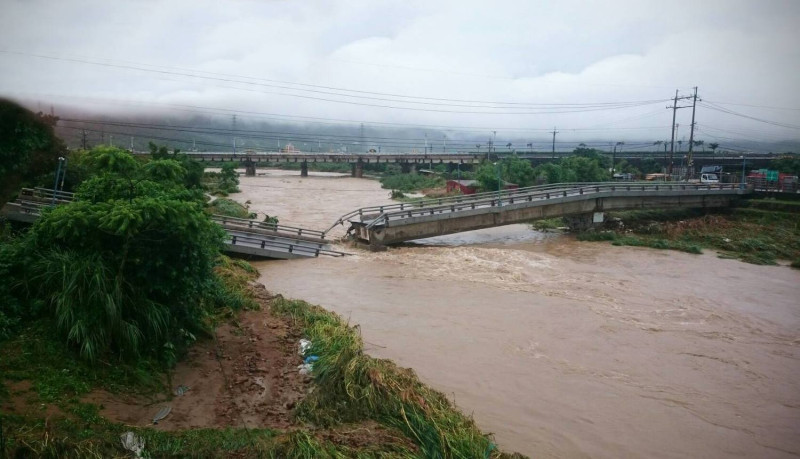 因為暴雨金山的磺溪橋被沖斷   圖:翻攝自朱立倫臉書