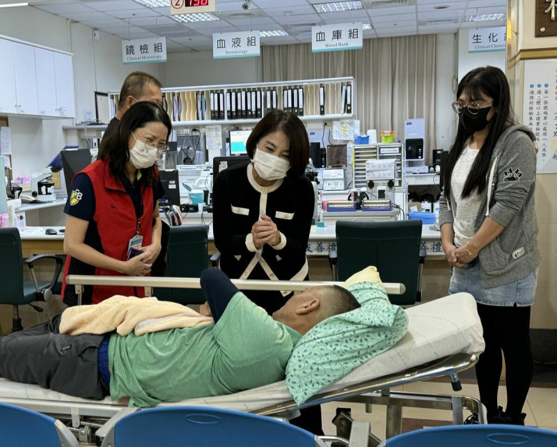 周春米(中)赴醫院探視疑似食物中毒病患。   圖：屏東縣政府/提供