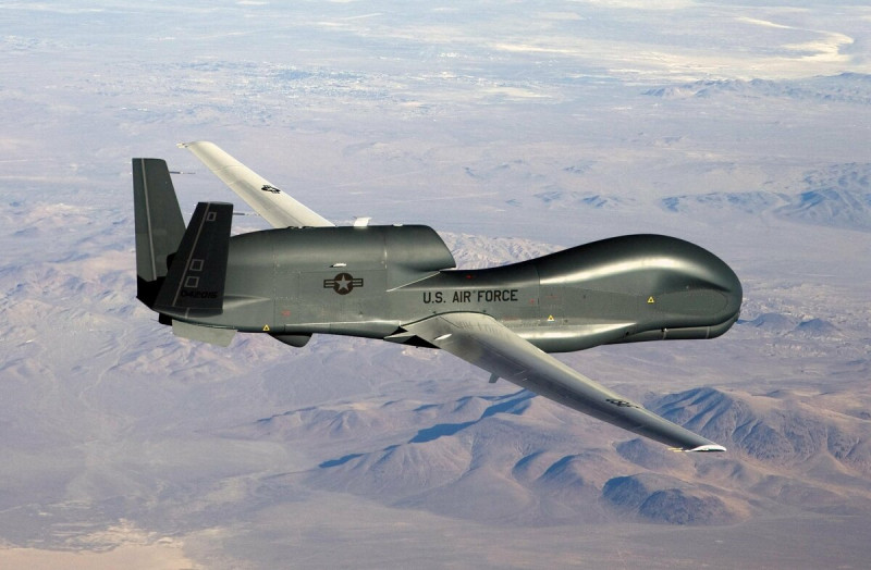 美軍長期以來一直採購少量頂級無人機，例如價值 2.2 億美元的「全球鷹（Global Hawk）」。   圖：擷自「X」@AircraftSpots