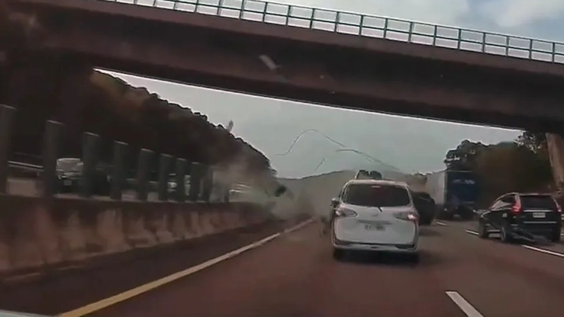 台電承包商於國道上空施工疏失造成國道1死3傷連環車禍。   圖：翻攝《記者爆料網》