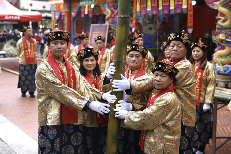 陳冠銘(左一)與建醮在廟前豎立燈篙，為大典揭開序幕。   圖：旗津天后宮/提供