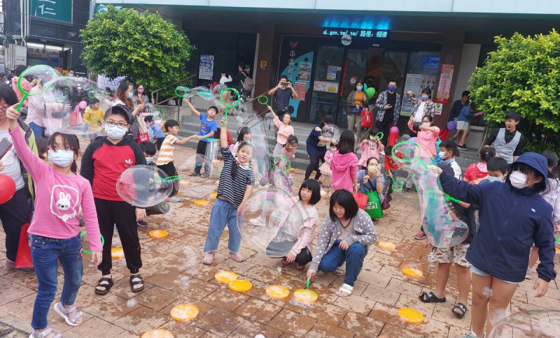 立法委員賴惠員在人潮聚集的台南新營南灜親子館前廣場,舉辦「夢幻泡泡/造型氣球同歡派對」,邀請超過150對親子家屬參加,再加上臨時報名及週邊活動吸引而來的人潮,全部參與人數超過500人以上。 圖:黃博郎/攝