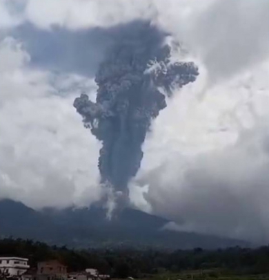 印尼馬拉皮火山突然噴發，火山灰直衝雲霄。   圖 : 翻攝自 X ( 前推特 )