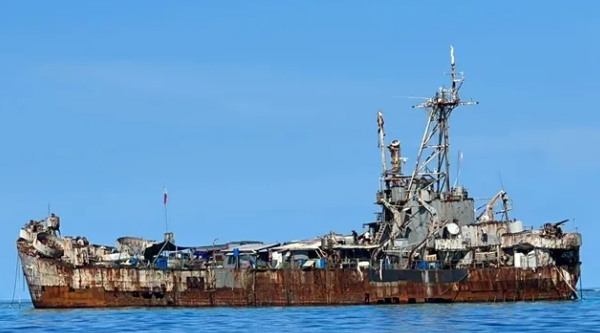  菲律賓在仁愛礁20多年的坐灘軍艦馬德雷山號，已經快要解體。 圖 : 翻攝自第一軍情 