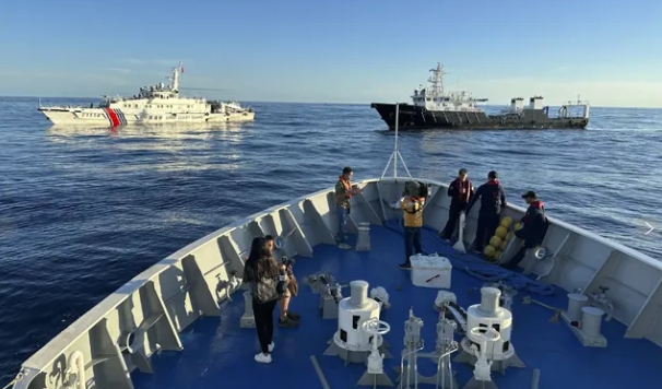 中國海警船與漁船攔阻菲律賓船隻前往仁愛礁進行補給任務。   圖 : 翻攝自第一軍情