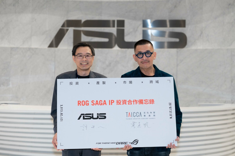 華碩與文策院簽署「ROG SAGA IP投資合作備忘錄」，攜手開拓臺灣ACG內容產製市場。(左)為華碩共同執行長許先越，(右)為文策院董事長蔡嘉駿。   圖：ASUS/提供