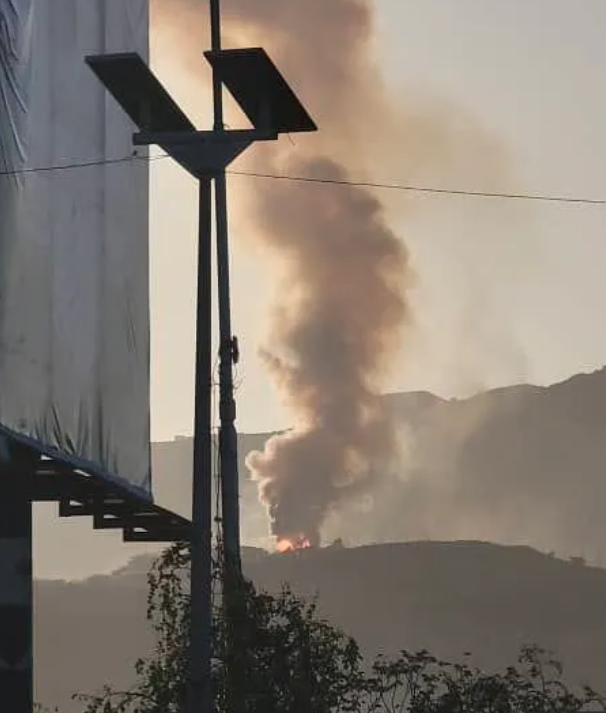 被以色列戰機擊中的軍火庫冒出大量濃煙。   圖 : 翻攝自湘評中外