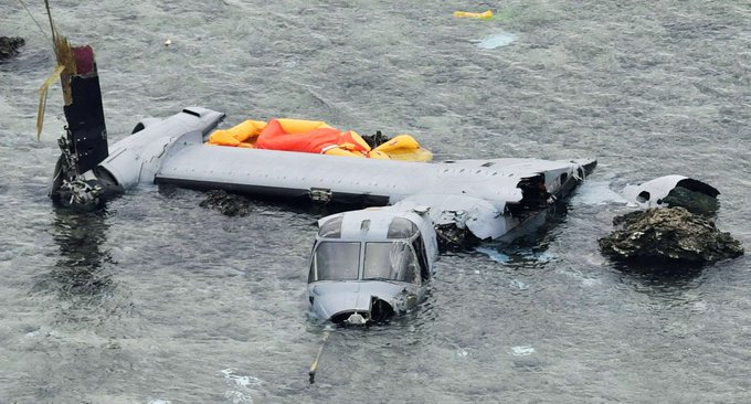 11月29日墜落日本鹿兒島縣屋久島外海CV-22型魚鷹運輸機殘骸。   圖：翻攝「X」@VinayUteriya11