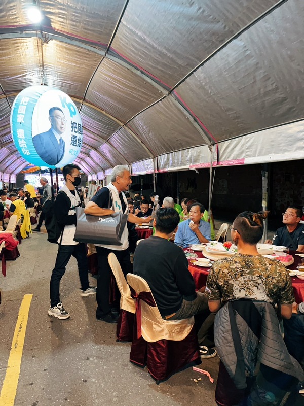 民眾黨在台南雖未提名區域立委候選人，沒有立委候選人的組織動員，但有許多志工都在各區掃街拜票，獲得鄉親們的熱情迴響。   圖：民眾黨台南市黨部提供