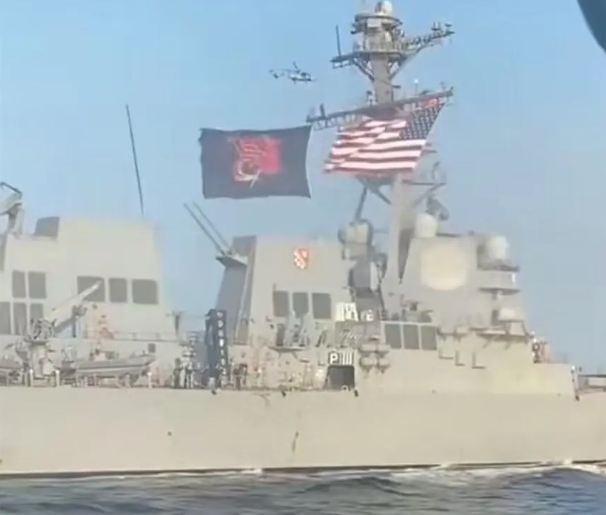 美軍軍艦上被發現升起疑似宣戰的黑旗。   圖 : 翻攝自東方點兵