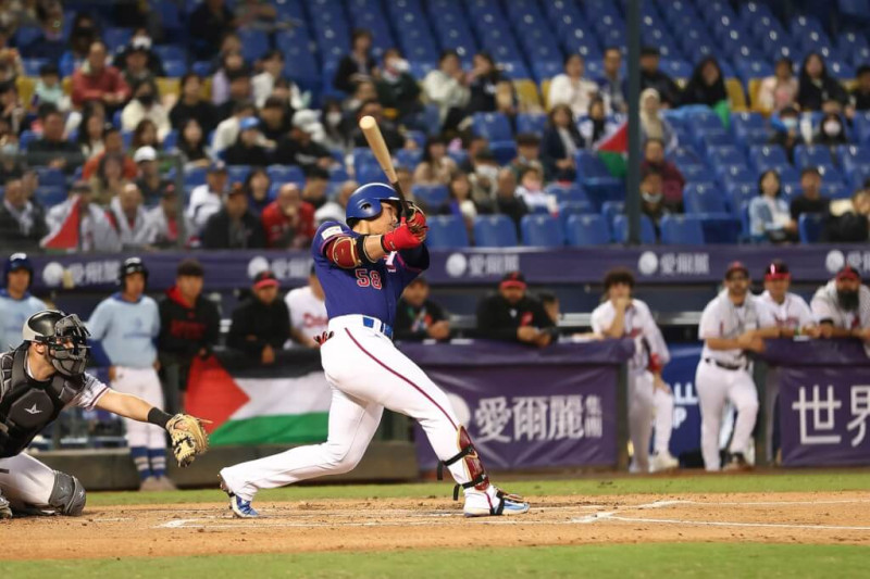 廖健富首局就轟出2分砲，也是台灣隊本次賽事首轟。   圖：中華棒協提供