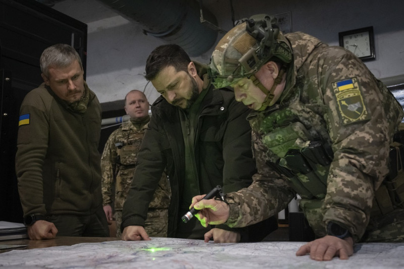 烏克蘭總統澤連斯期（右二）在地下碉堡進行作戰計畫。   圖：達志影像／美聯社