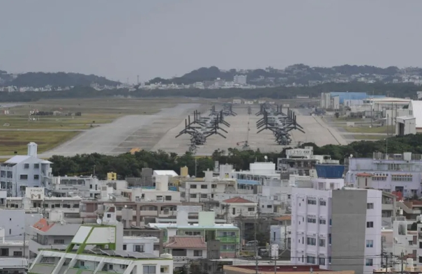 在日本沖繩的嘉手納美軍基地上，可以看到數排的美軍魚鷹機。   