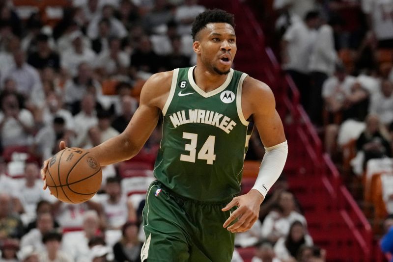 ▲公鹿「字母哥」Antetokounmpo全場手感火燙，全場22投15中，繳出35分、10助攻及8籃板。（圖／美聯社／達志影像）   