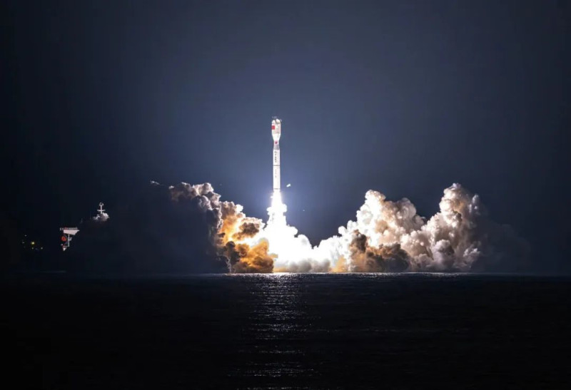 中國6日凌晨3時30分於廣東陽江海域發射搭載「衛星互聯網技術」試驗衛星的「捷龍三號」(SD-3)運載火箭。   圖：翻攝陸網/環球網