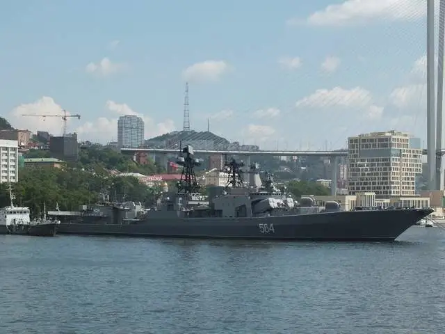 俄太平洋艦隊的「無畏」級大型反潛艦「特里布茨海軍上將」號進入南海。   圖：翻攝自老高風雲