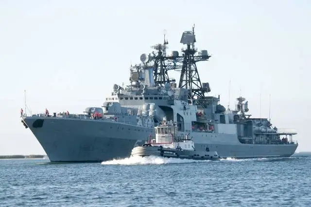 俄太平洋艦隊的「無畏」級大型反潛艦「潘捷列夫海軍上將」號進入南海。   圖：翻攝自老高風雲