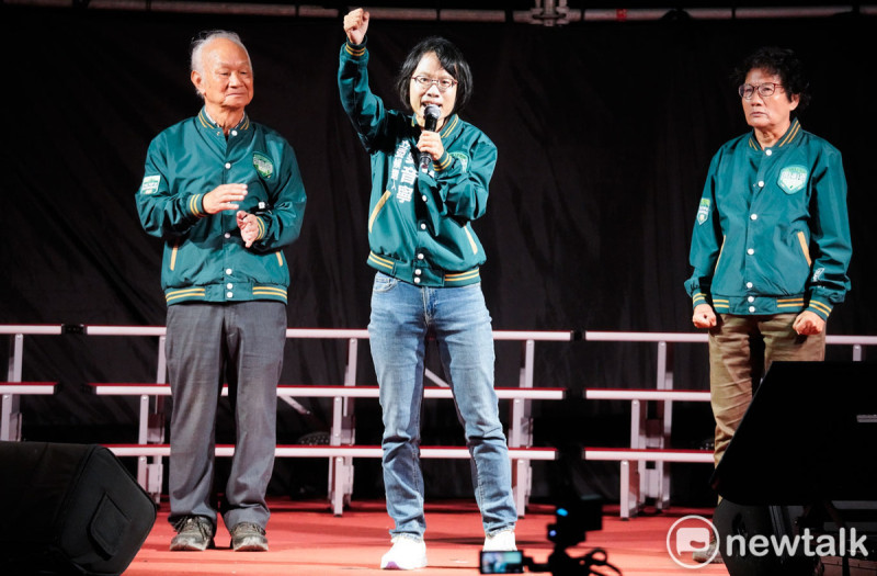 吳音寧的父母親吳晟、莊芳華在吳音寧發表演說時，站在她的背後，表達家人的愛。吳音寧也激動的對著現場5千多位鄉親承諾，誓言翻轉彰化西南角的政治版圖。   圖：張良一/攝