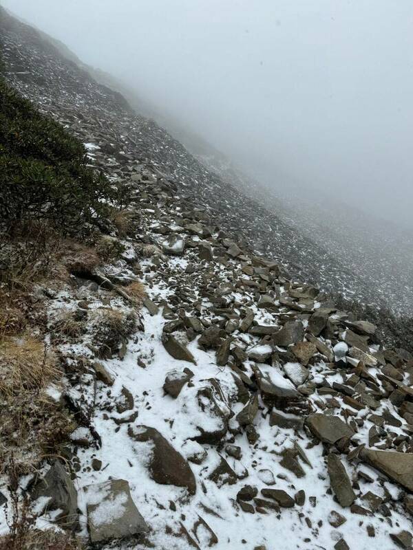 雪霸國家公園也於昨(6)日上午降下今年的初雪。   圖：雪霸國家公園管理處／提供