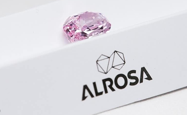 俄羅斯政府擁有阿羅莎鑽石1/3 的股份，該公司在 2022 年上半年的收入為 19 億美元。   圖 : 翻攝自cnBETA.com