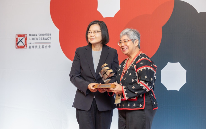 總統蔡英文7日出席台灣民主基金會舉行的第18屆亞洲民主人權獎頒獎典禮，親自頒獎給亞洲兒童權利聯盟區域執行主任阿米翰•阿貝華(Amihan Abueva)   圖：總統府提供
