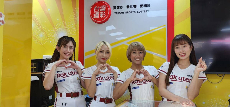樂天啦啦隊四名隊員南下宣傳造勢。 圖:孫家銘攝