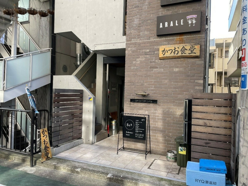 位在澀谷一角的「鰹魚食堂」店鋪，寫著店名的木製看板很容易辨識。   圖：ⒸKatsuo Shokudo／提供