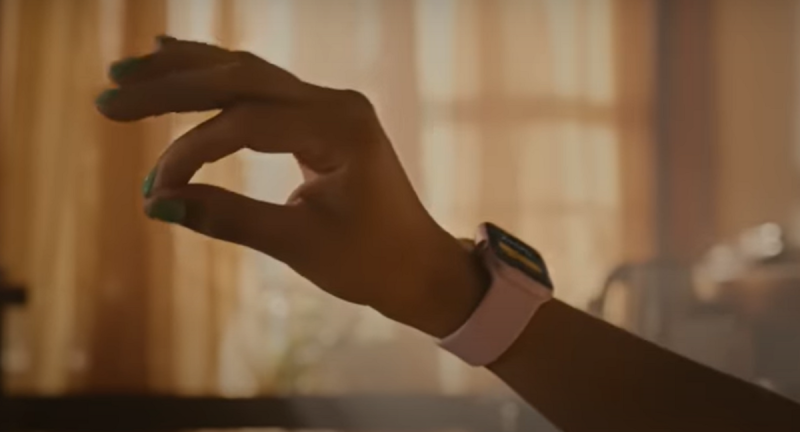 蘋果的「雙指互點兩下」(Double Tap)手勢功能奪得最佳創新奬，這項功能只適用於 Apple Watch Series 9 與 Apple Watch Ultra 2。   圖：翻攝自蘋果YT官方頻道