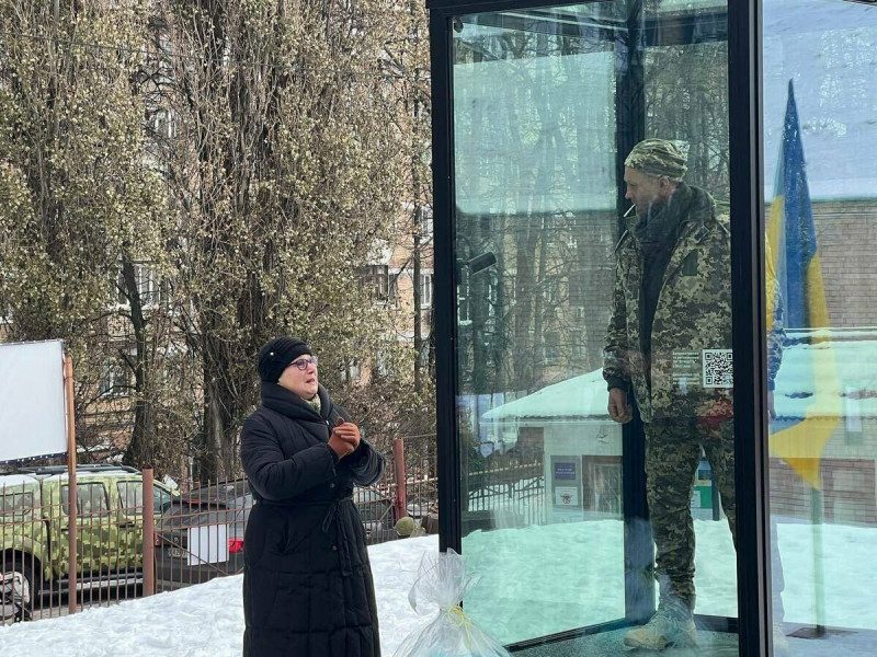 烏克蘭寧死不屈士兵馬齊耶夫斯基的母親含淚看著兒子的雕像。   圖 : 翻攝自 X