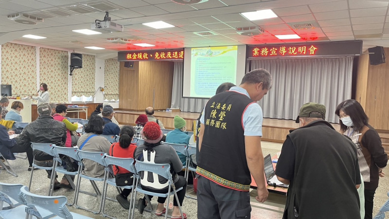 財政部國有財產署今(8)天起已開始受理族人申請增劃編原住民保留地得「免收、緩收及退還租金」,同時也開始到原鄉部落向族人說明,預估退還原住民租金1億8千萬元,將有6,126位原住民受惠。 圖:陳瑩辦公室提供