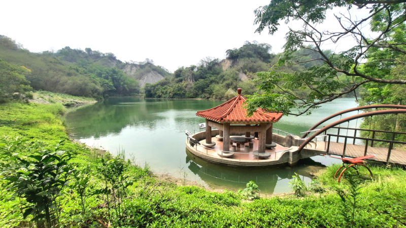 龍崎區「牛埔農塘」地形相當特殊，有著一個夢幻唯美的名字－夢幻湖，平靜的湖面與白堊土山陵結合。   圖：取自台南旅遊網