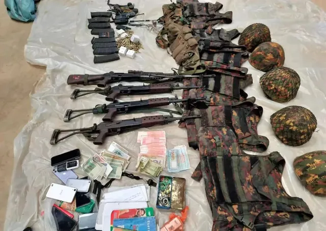 反叛軍在四面佛據點繳獲的武器裝備,有統一制式的頭盔、攜行具、MA-1步槍和供彈具。 圖:翻攝自騰訊網