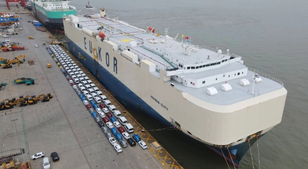 中國電動車停放在港口，等待上貨輪運往歐洲。   圖 : 翻攝自新華網