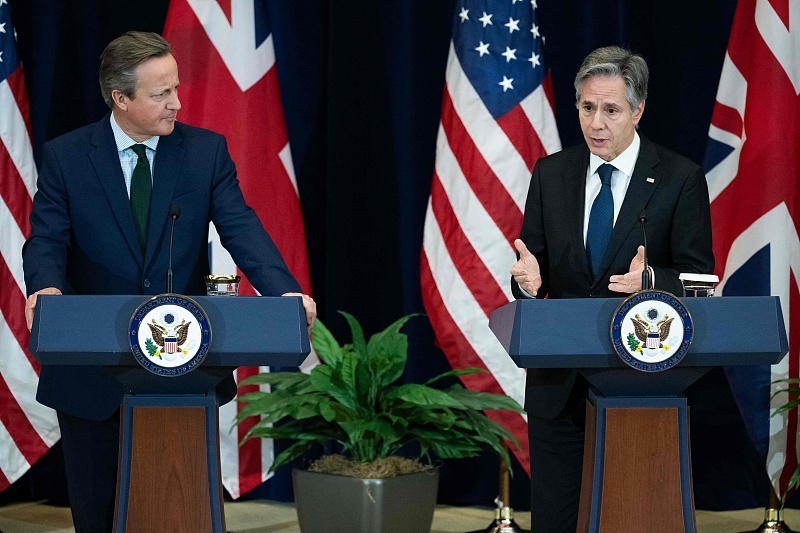 美國國務卿布林肯（右）和英國外交大臣卡麥隆（左）出席聯合記者會。   圖：翻攝自環球網