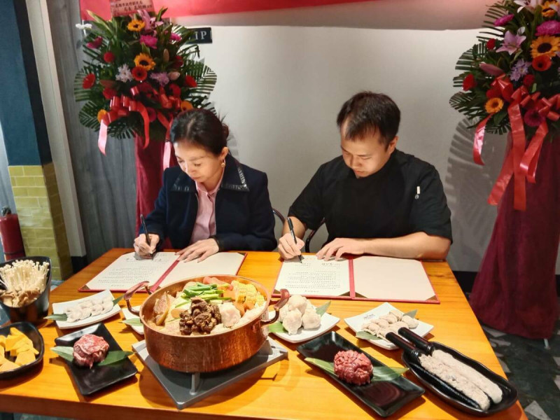 黃淑霞(左)與林千畬(右)簽訂合作契約書。 圖:孫家銘/攝