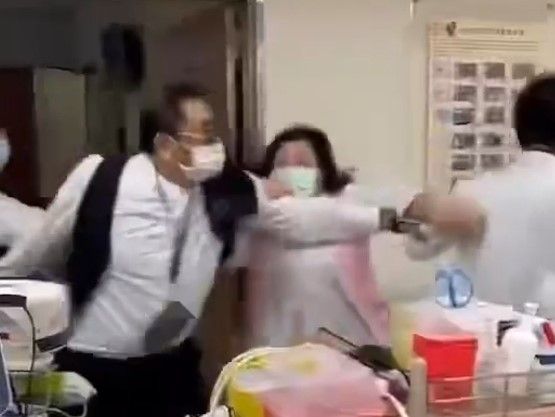 ▲張男不顧護理師攔阻，頻頻揮拳攻擊醫師。   （圖／翻攝畫面）