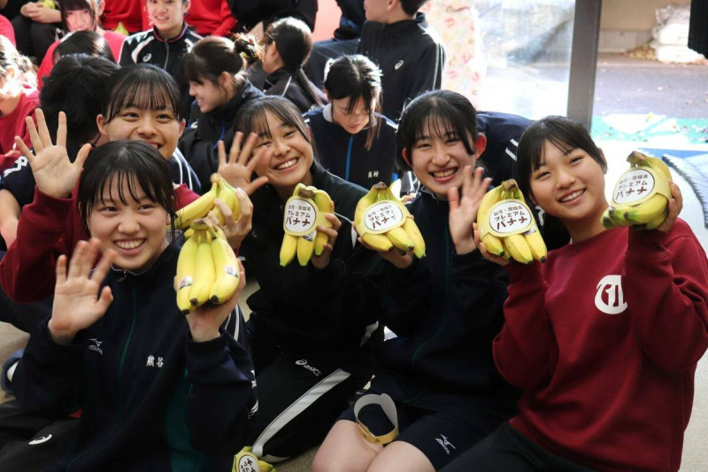 新鮮旗山香蕉直送京都橘高校。   圖：高雄市政府/提供