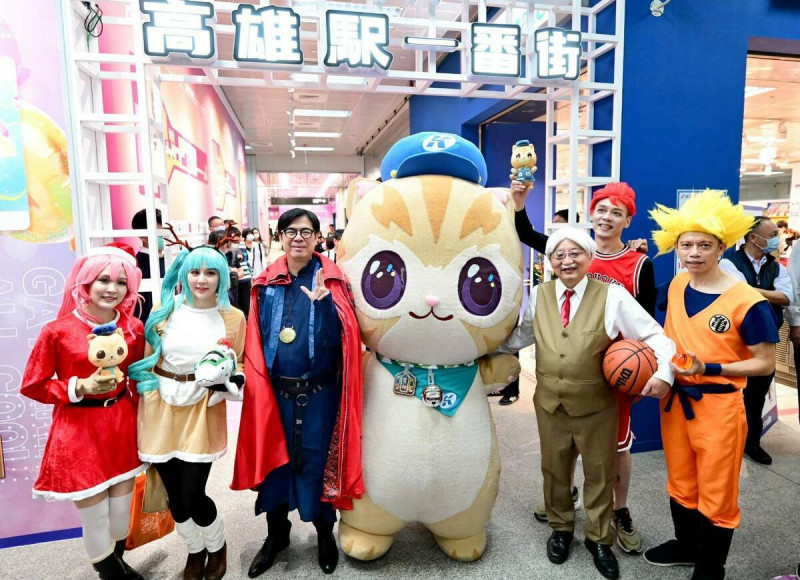 陳其邁(左三)出席高雄駅一番街商場啟用儀式。   圖：高雄市政府/提供