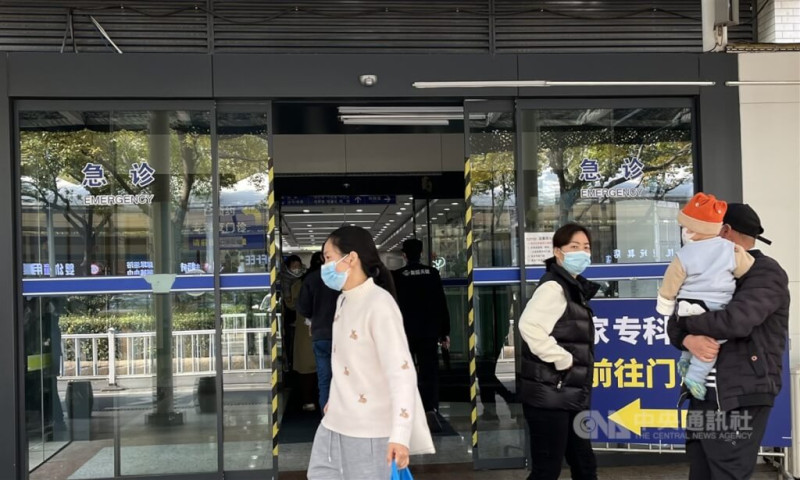 11月28日上海復旦大學附屬兒科醫院急診門口畫面。   圖：中央社提供