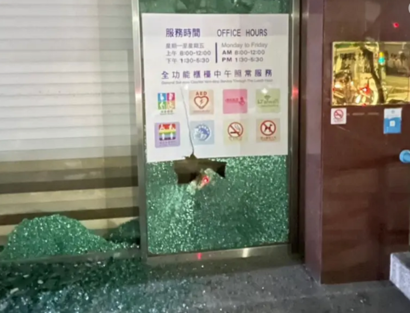 9號晚間，高雄市失業的41歲李姓男子，因違規停車被拖吊，沒錢繳納825元罰款，導致無法領回機車，怒持榔頭砸破高雄國稅局鳳山分局大門玻璃。   圖/翻攝畫面