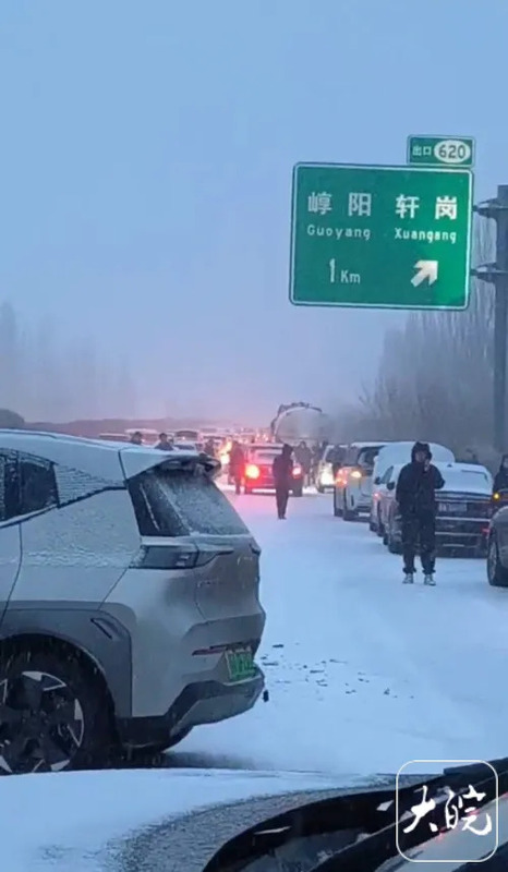當晚 8 點左右，中國二廣高速 G55 原平至崞陽段受大雪影響，發生多車連環追尾事故。   圖：翻攝自騰訊網