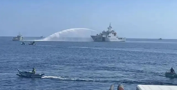  中國船隻仗著噸位大，朝菲律賓補給船隻噴射水砲。 圖 : 翻攝自唐駁虎 