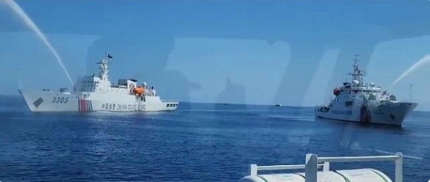 中國2艘海警船以水砲驅離菲律賓補給船隻。   圖 : 翻攝自唐駁虎