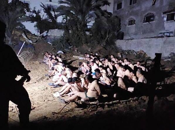 哈瑪斯人員赤裸上身繳械投降。   圖：「X」@DrEliDavid