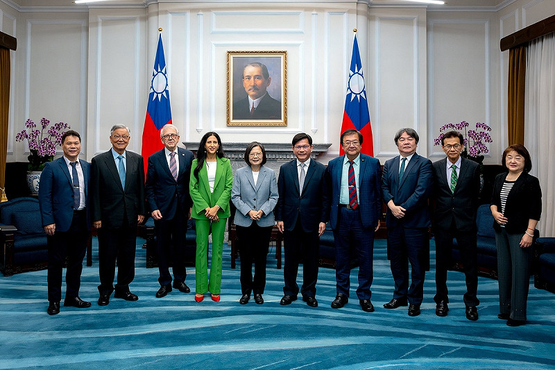 蔡英文總統今（11）日上午接見「世界醫師會阿爾柯德瑪妮（Lujain Alqodmani）會長等領袖訪台團」，   圖：總統府提供