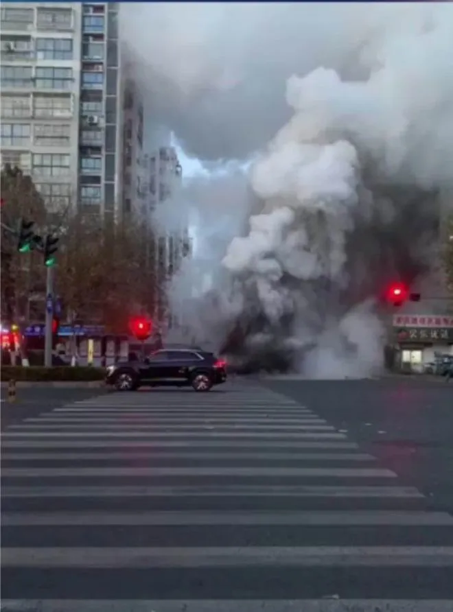 江蘇連雲港市發生一起供熱管道爆裂事故，造成附近車輛及商鋪不同程度損壞。   圖 : 翻攝自新黃河