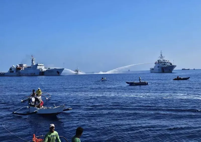 中菲再度爆發仁愛礁運補衝突。12月10日中國海警船以水砲驅逐菲律賓船隻。 圖：翻攝自騰訊網/唐駁虎 