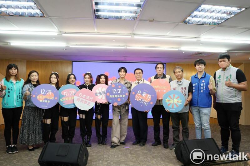 台南市長黃偉哲今日公布「台南好Young」耶誕跨年演唱會第一波卡司，跨年當天受邀來台南開唱的「五堅情」婁峻碩在宣傳記者會驚喜現身為活動宣傳。   圖：黃博郎／攝