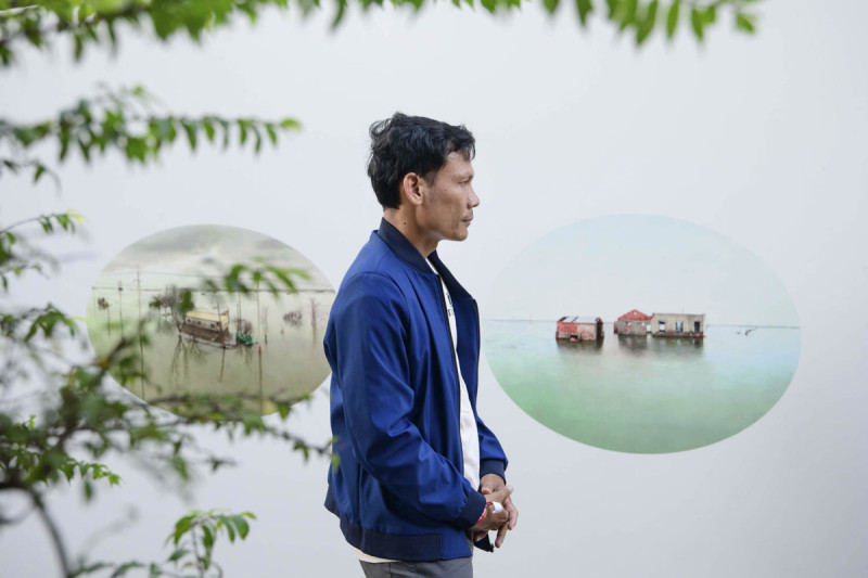 柬埔寨的一位民眾在金邊國際攝影節參觀台灣攝影家楊順發的 《台灣水沒》作品。   圖：為你設想概念有限公司/提供