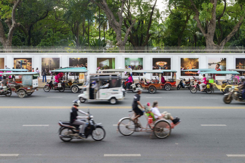 2023第14屆柬埔寨金邊國際攝影節戶外展出的攝影作品與金邊市區街景相互輝映。   圖：為你設想概念有限公司/提供